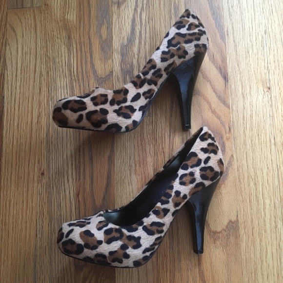 NEW Leopard print pumps 🐾 - Picture 7 of 11